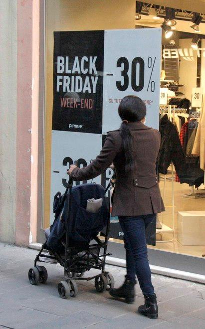 Ferrara, black friday “lungo”: richieste da record. I negozianti online attaccano Amazon 