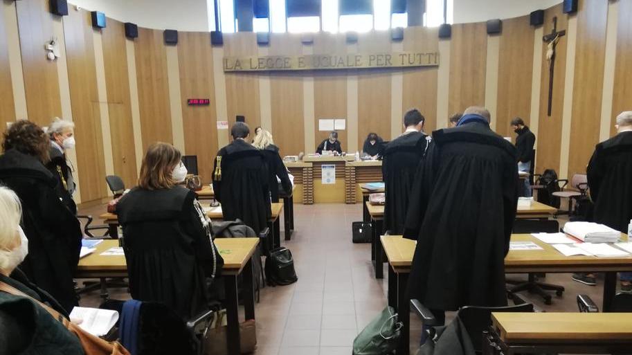 Anziano maltrattato, tensioni al processo alle sei operatrici