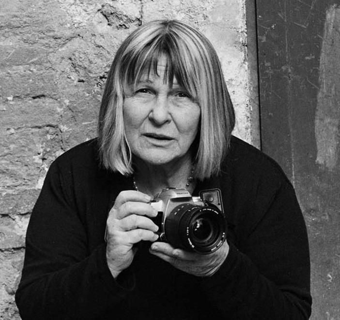 Arte e vita negli scatti di Battaglia La fotografa domani su Libraccio 
