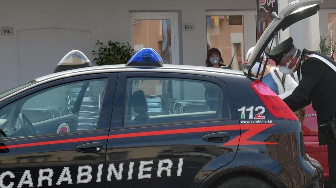 Giovane arrestato per spaccio suo padre si ribella ai carabinieri 