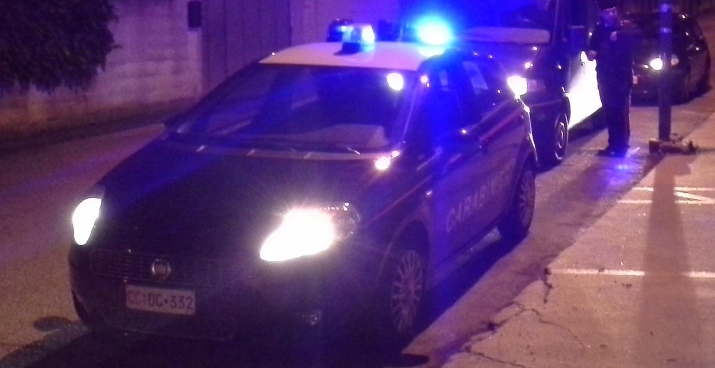Sassari, pugnale alla gola: automobilista rapinato al semaforo 