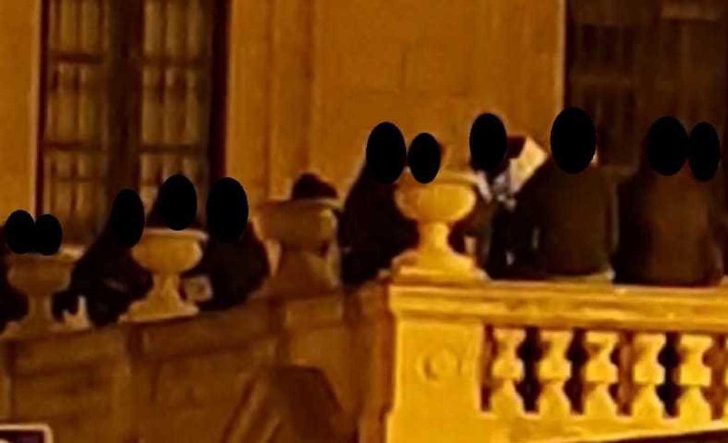 Campus vieta il fumo per strada 