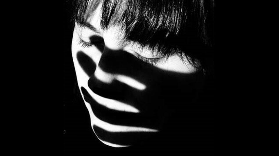 Uno scatto del fotografo carrarese Andrea Dazzi. La foto compariva nella locandina della mostra sulla violenza contro le donne dal titolo “L’amore è un’altra cosa”, in cui erano esposte le immagini di un progetto dello stesso Dazzi