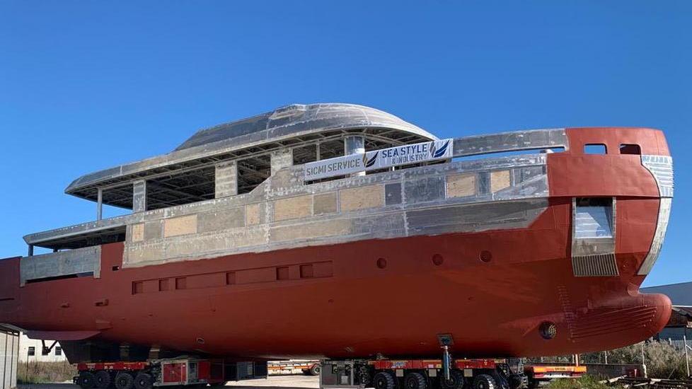 Il maxi scafo realizzato da Sicmi, dopo il varo destinazione Livorno