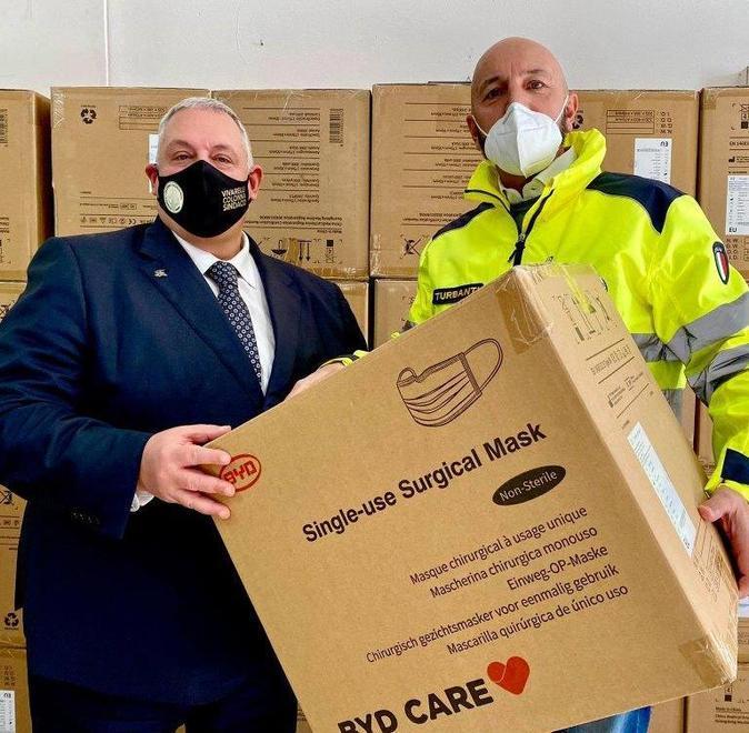 Da sinistra il sindaco Vivarelli Colonna e l'assessore Turbanti con le mascherine appena arrivate dalla Regione Toscana