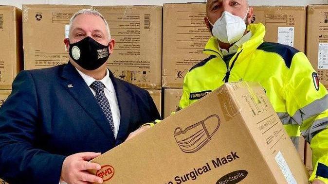 Da sinistra il sindaco Vivarelli Colonna e l'assessore Turbanti con le mascherine appena arrivate dalla Regione Toscana