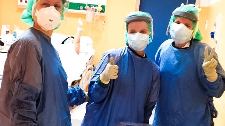 La foto delle ostetriche dell'ospedale di Prato pubblicata dal presidente della Regione