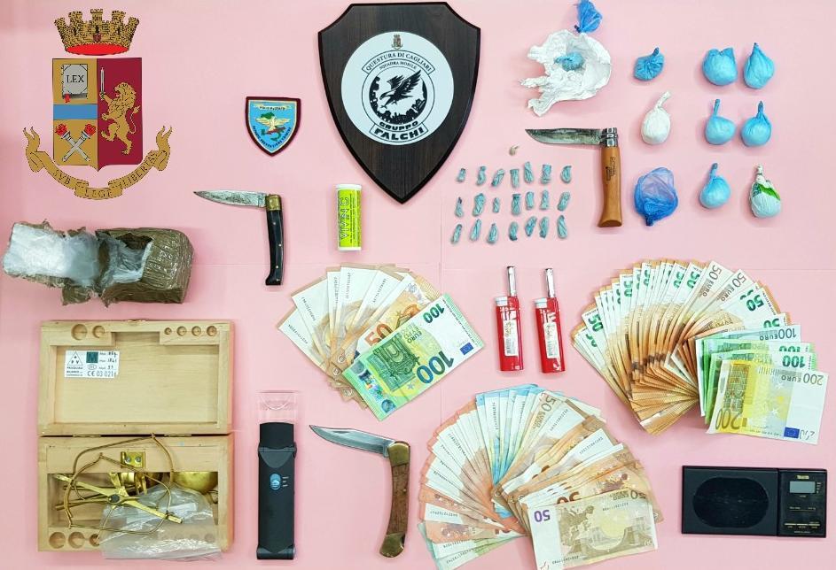 Cagliari, due arresti per droga: eroina nascosta nella ringhiera delle scale