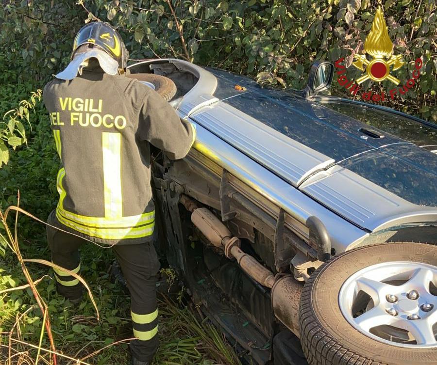 Castelfranco, esce di strada e resta intrappolata nell'auto