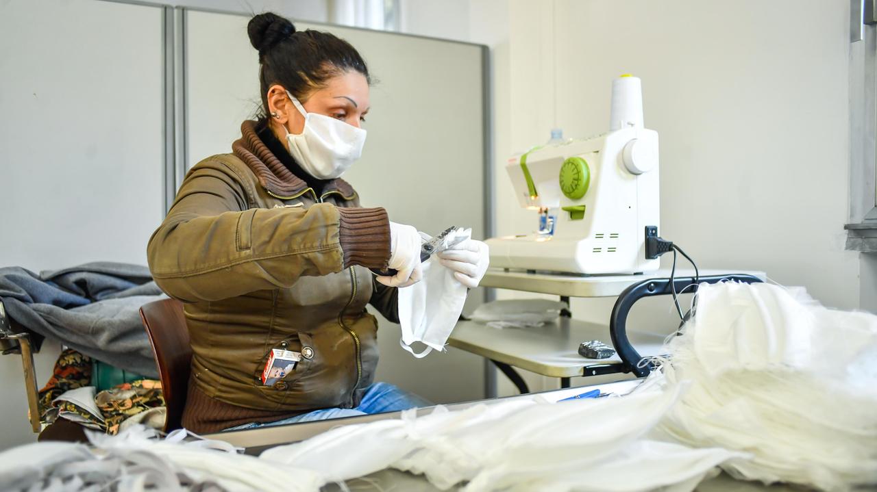Un'azienda riconvertita alla produzione di mascherine (foto di repertorio)