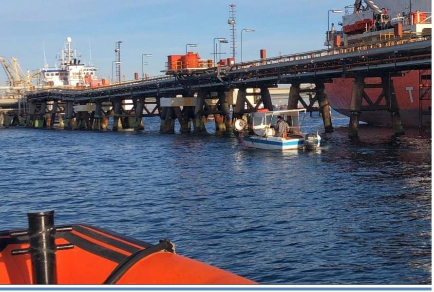 Pescavano tra i pontili della Saras: mille euro di multa e rete di 200 metri sequestrata