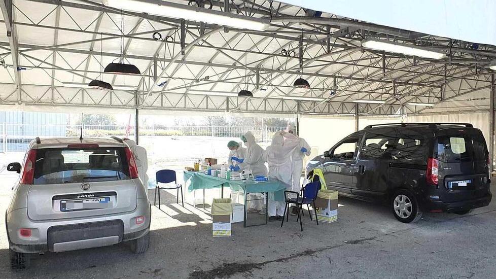 Medici e infermieri effettuano i tamponi su due auto in contemporanea nel nuovo drive-through di Ospedaletto <TB>foto muzzi