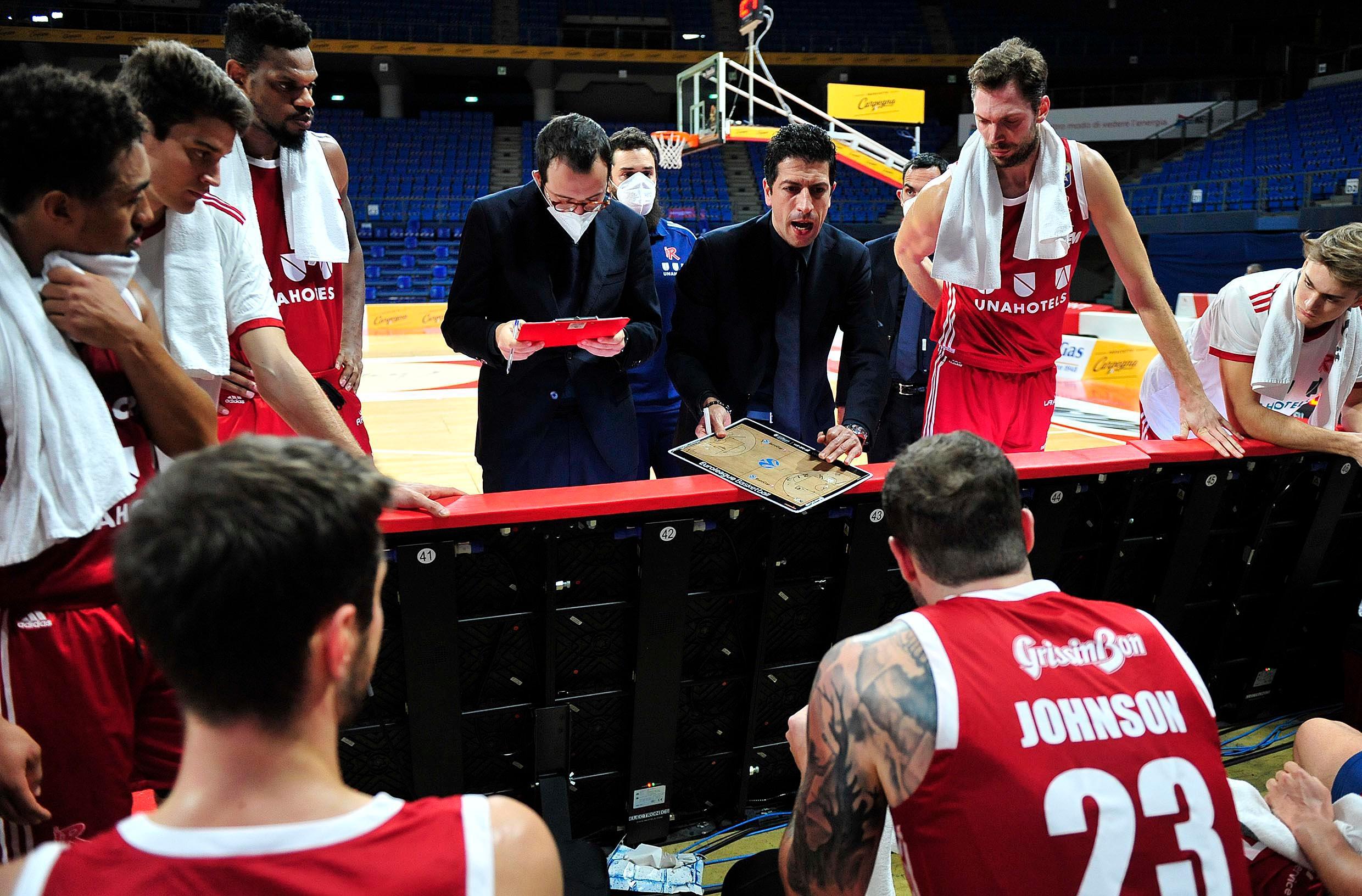 L'allenatore Antimo Martino durante un time out a Pesaro