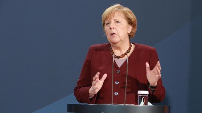 Merkel, per festività di Natale: ok a incontri di 10 persone 