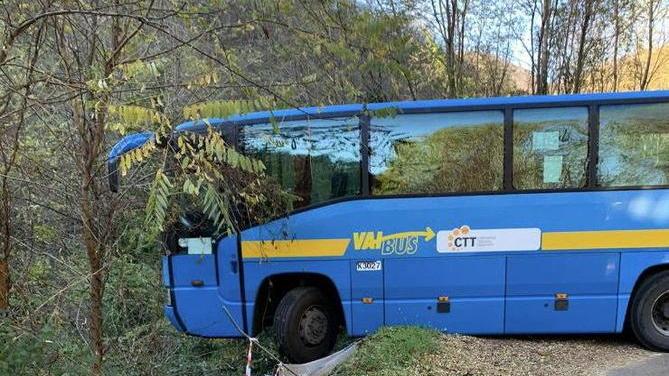 L'autista del bus in bilico sullo strapiombo: «Poteva precipitare, mi sembra un miracolo»