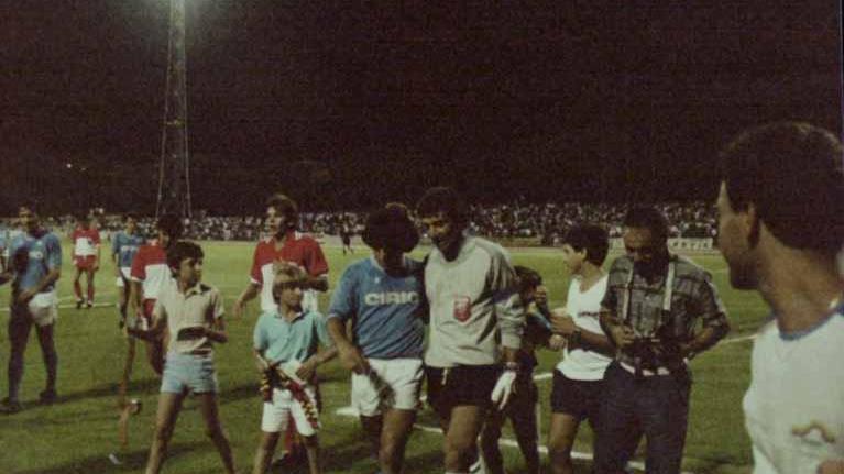 Diego Maradona e Gino Ferioli abbracciati dopo Grosseto - Napoli nel 1984