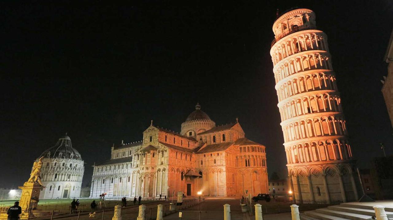 La Torre di Pisa arancione per la giornata internazionale contro la violenza sulle donne (Muzzi)