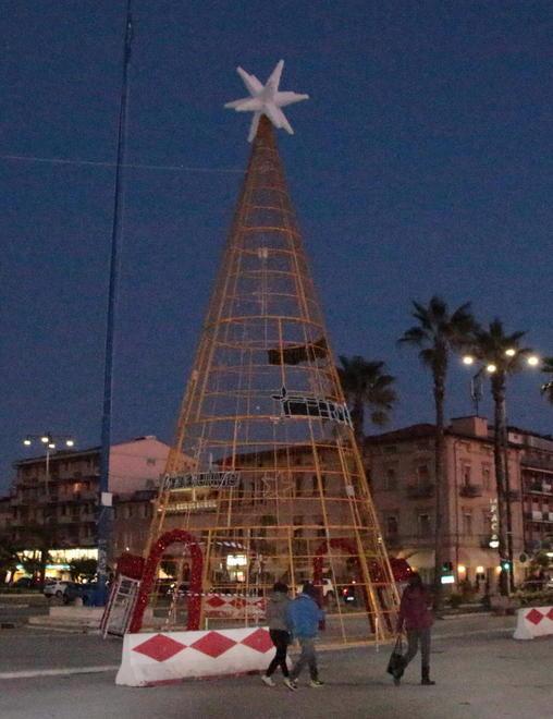 Dietrofront del sindaco «Smontare l’albero? Solo una provocazione»