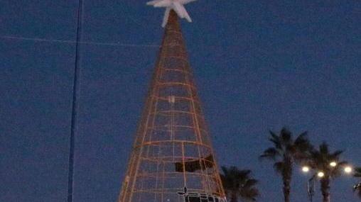 Dietrofront del sindaco «Smontare l’albero? Solo una provocazione»