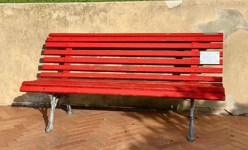 Sulla panchina rossa fiori, poesie e pensieri contro gli abusi