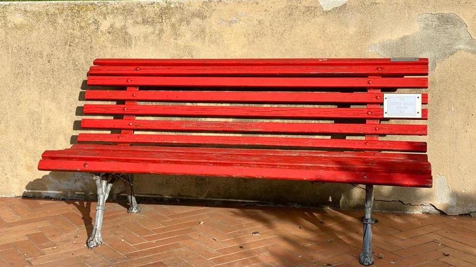 Sulla panchina rossa fiori, poesie e pensieri contro gli abusi