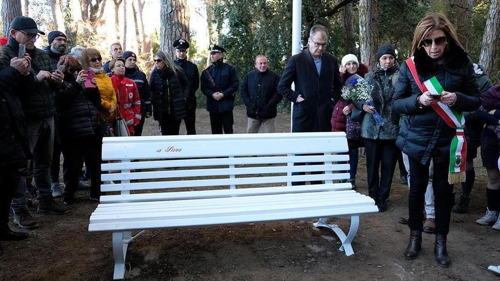 Tre rose bianche sulle panchine per Iaia pensando a tutte le donne