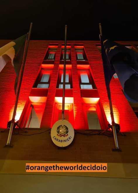 La sede dei carabinieri si colora di arancione per dire no alla violenza