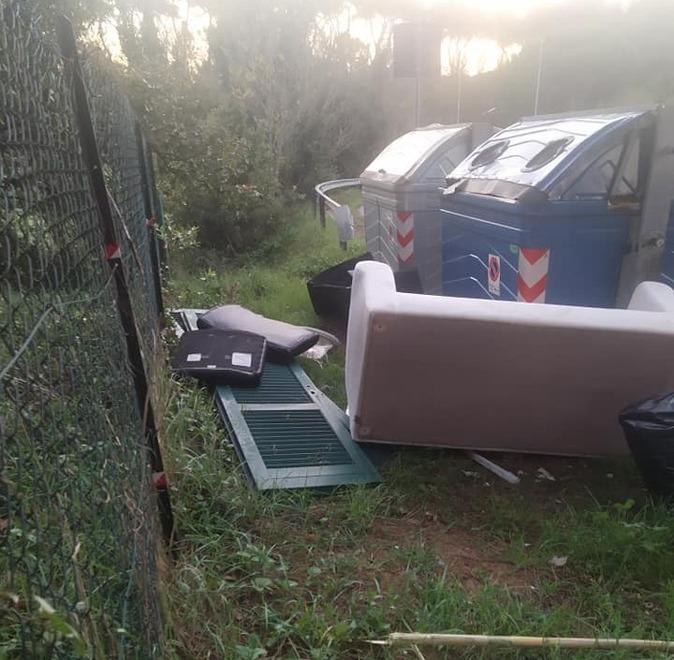 «Troppi rifiuti in strada» E intanto ha riaperto il centro di raccolta
