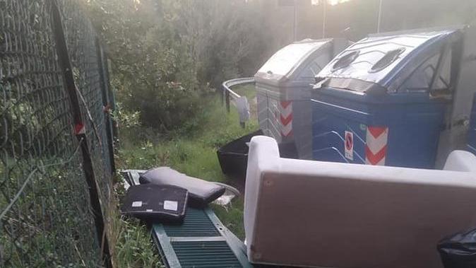 «Troppi rifiuti in strada» E intanto ha riaperto il centro di raccolta