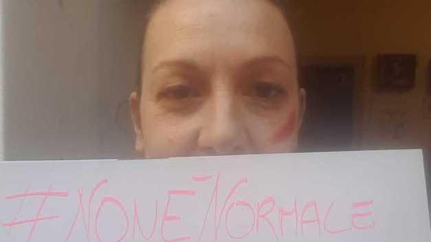 Le consigliere Pd con il segno rosso contro la violenza