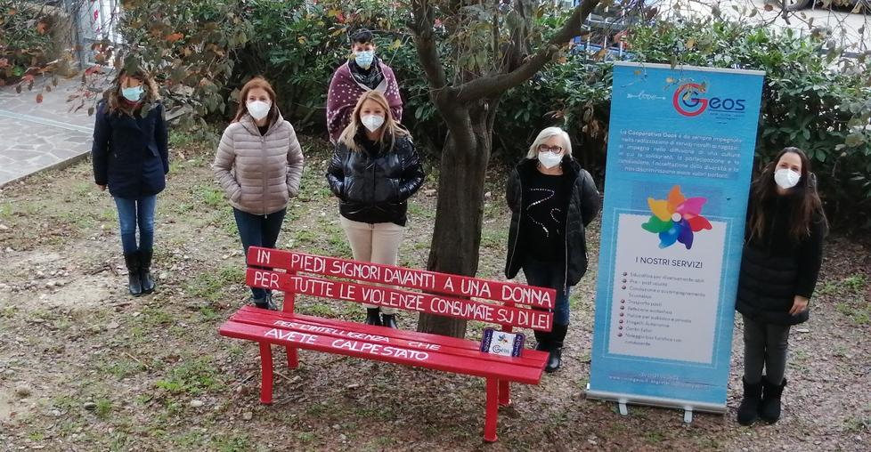 Geos, la panchina contro la violenza