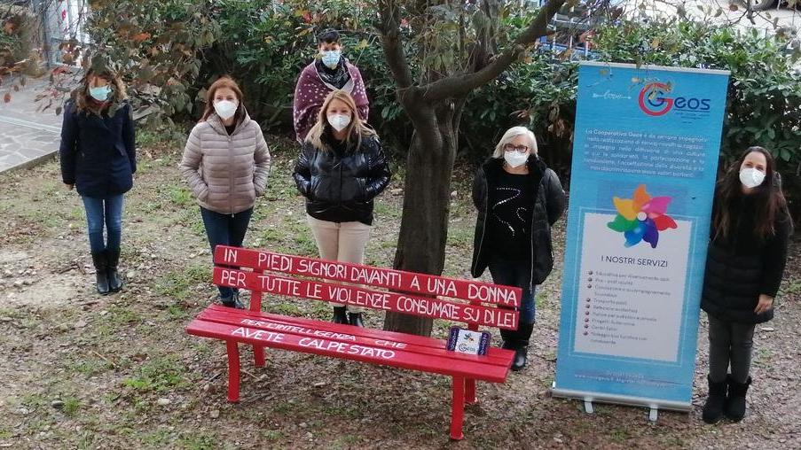 Geos, la panchina contro la violenza