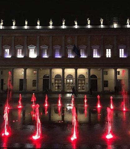 La facciata del Valli, la fontana e i Ponti si tingono di rosso 