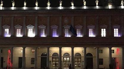 La facciata del Valli, la fontana e i Ponti si tingono di rosso