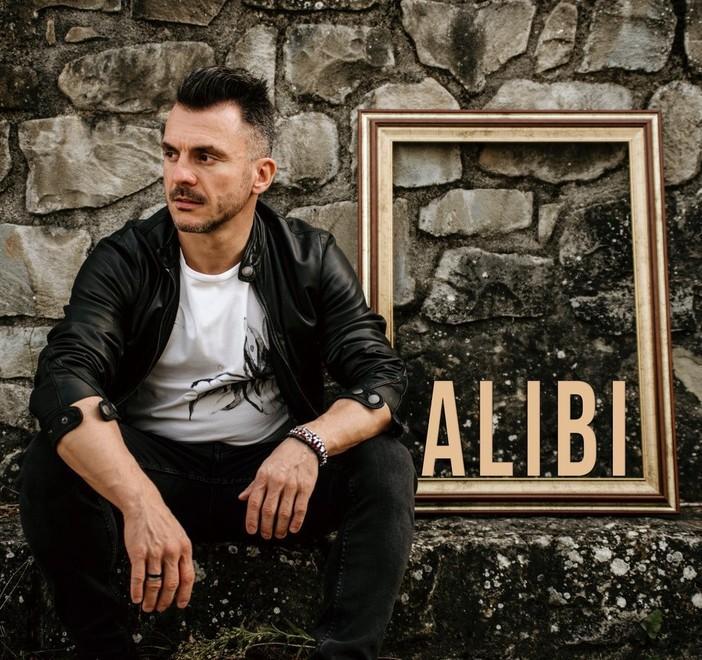 “Alibi”, il nuovo singolo di Bidinelli sotto il segno di nuovi abbracci 
