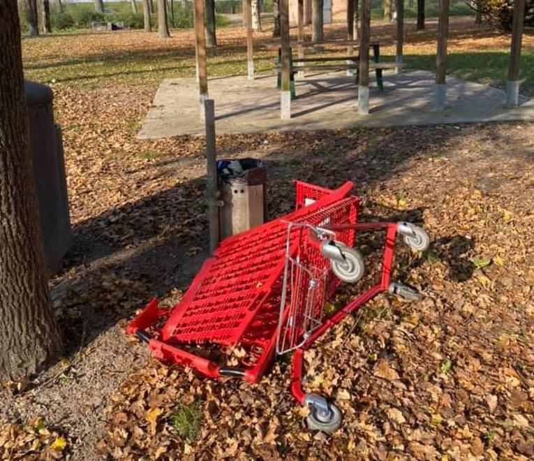 Carrello della Coop distrutto alla Pieve 