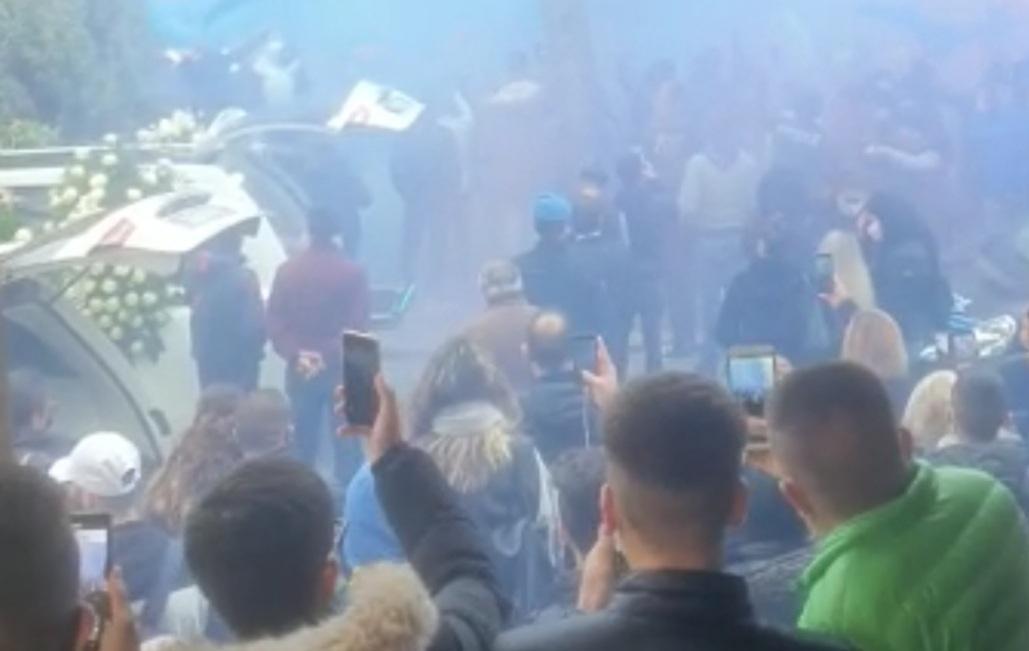 Folla al funerale dei due fidanzatini 