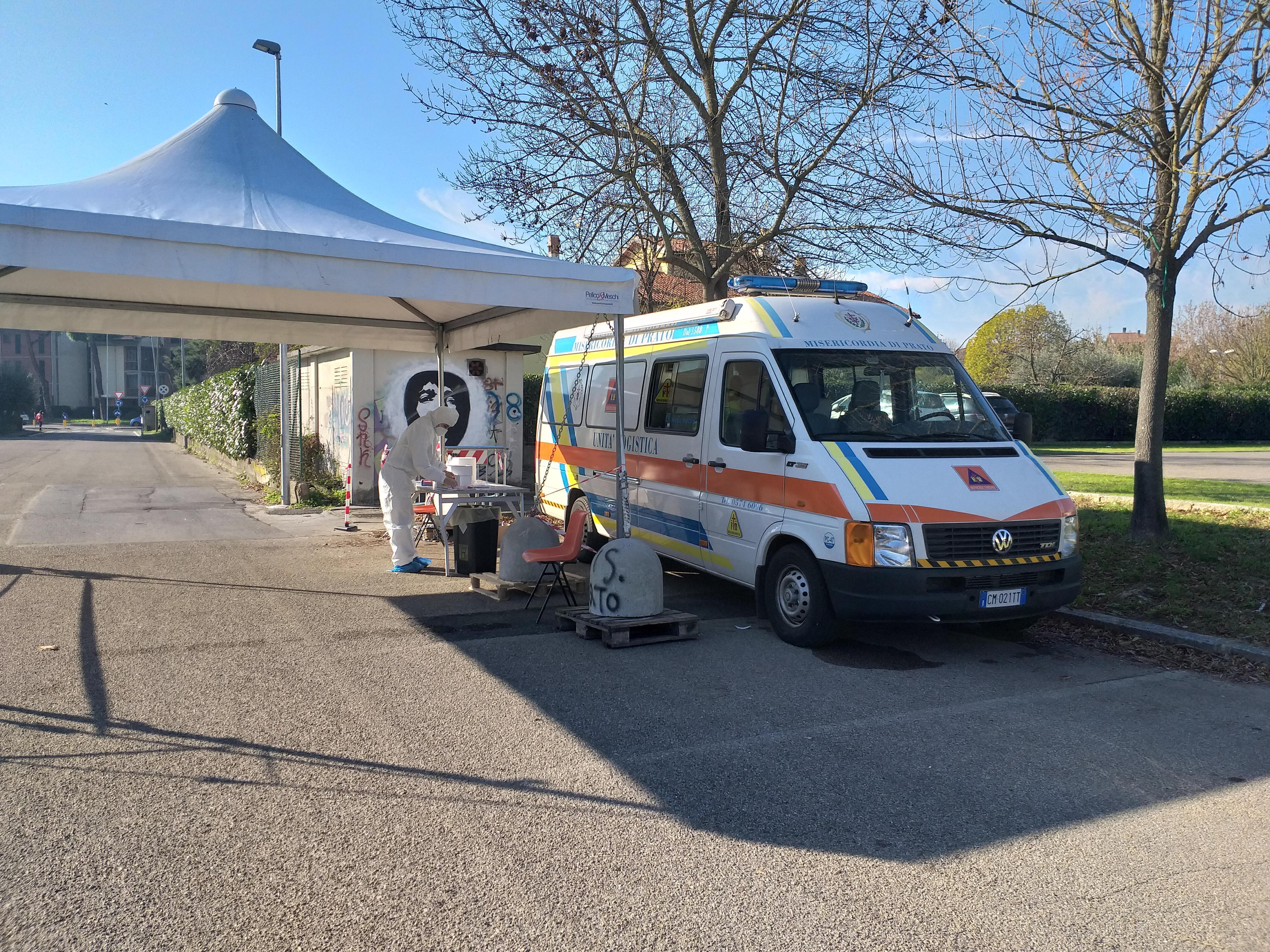 Il "drive through" della Misericordia in via di Reggiana