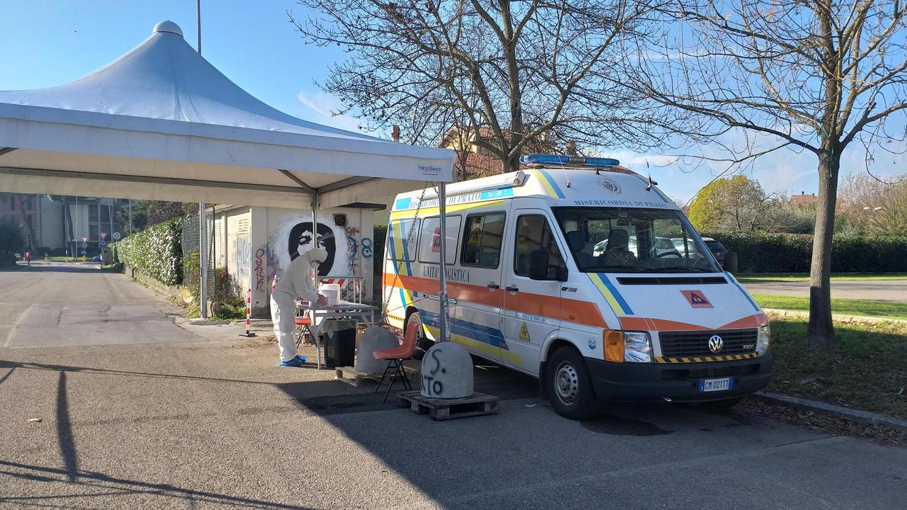 Il "drive through" della Misericordia in via di Reggiana