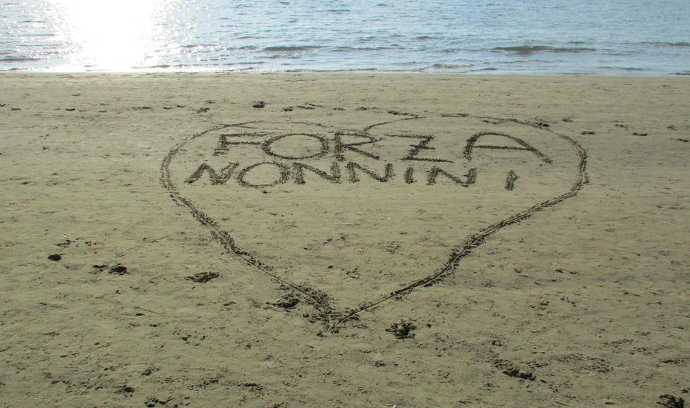 «Forza nonnini»: il significato di quel cuore enorme disegnato sulla sabbia