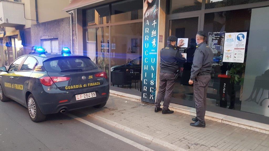 Colto in flagranza a fare manicure, parrucchiere multato e chiuso