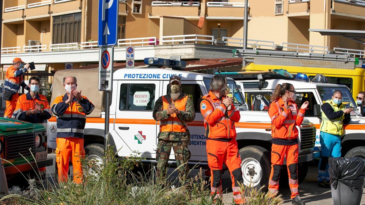 Il ringraziamento dei volontari e delle forze dell'ordine al personale dell'ospedale San Giuseppe di Empoli nello scorso maggio (foto Carlo Sestini)