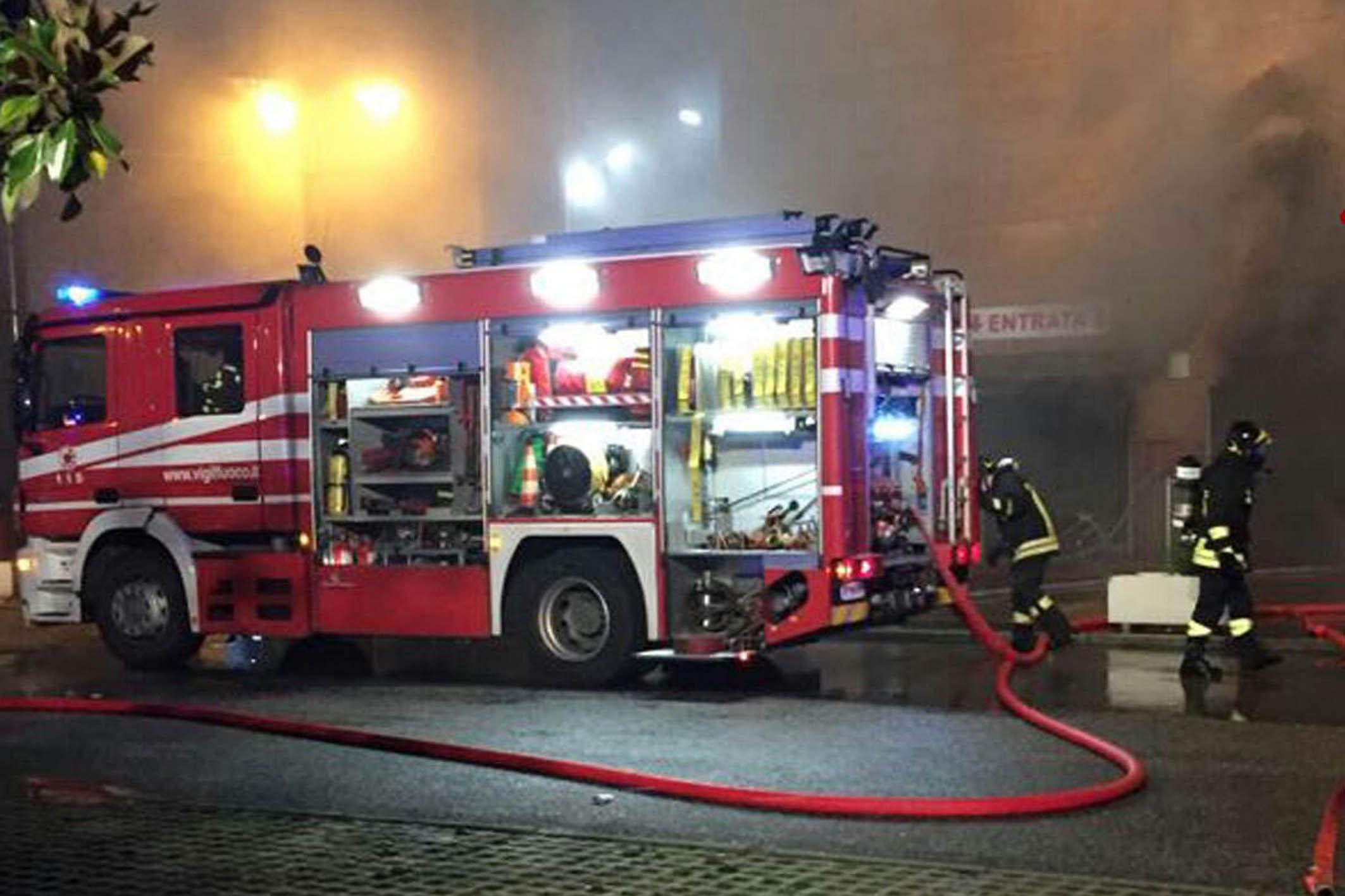 Va a fuoco il tetto di una casa colonica, paura nella notte a Cavriago