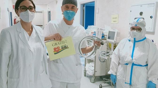 La strumentazione donata con il dottor Roberto Tarquini insieme a due medici della medicina interna