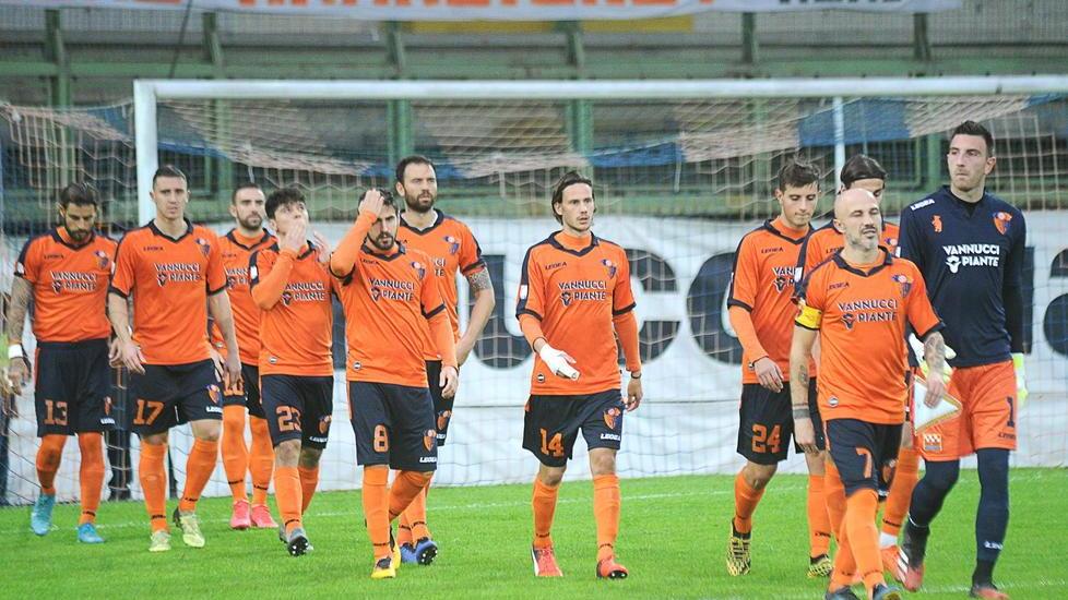La Pistoiese all'ingresso in campo con in testa capitan Valiani (Foto Gori)