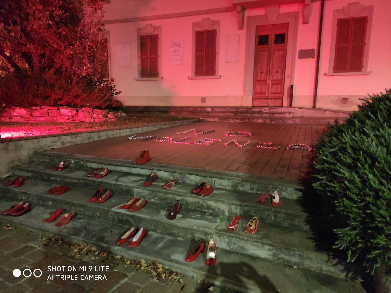 Le scarpe rosse posizionate sulla scalinata del municipio di Montemurlo
