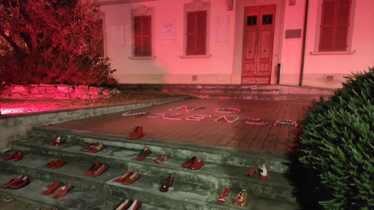 Le scarpe rosse posizionate sulla scalinata del municipio di Montemurlo