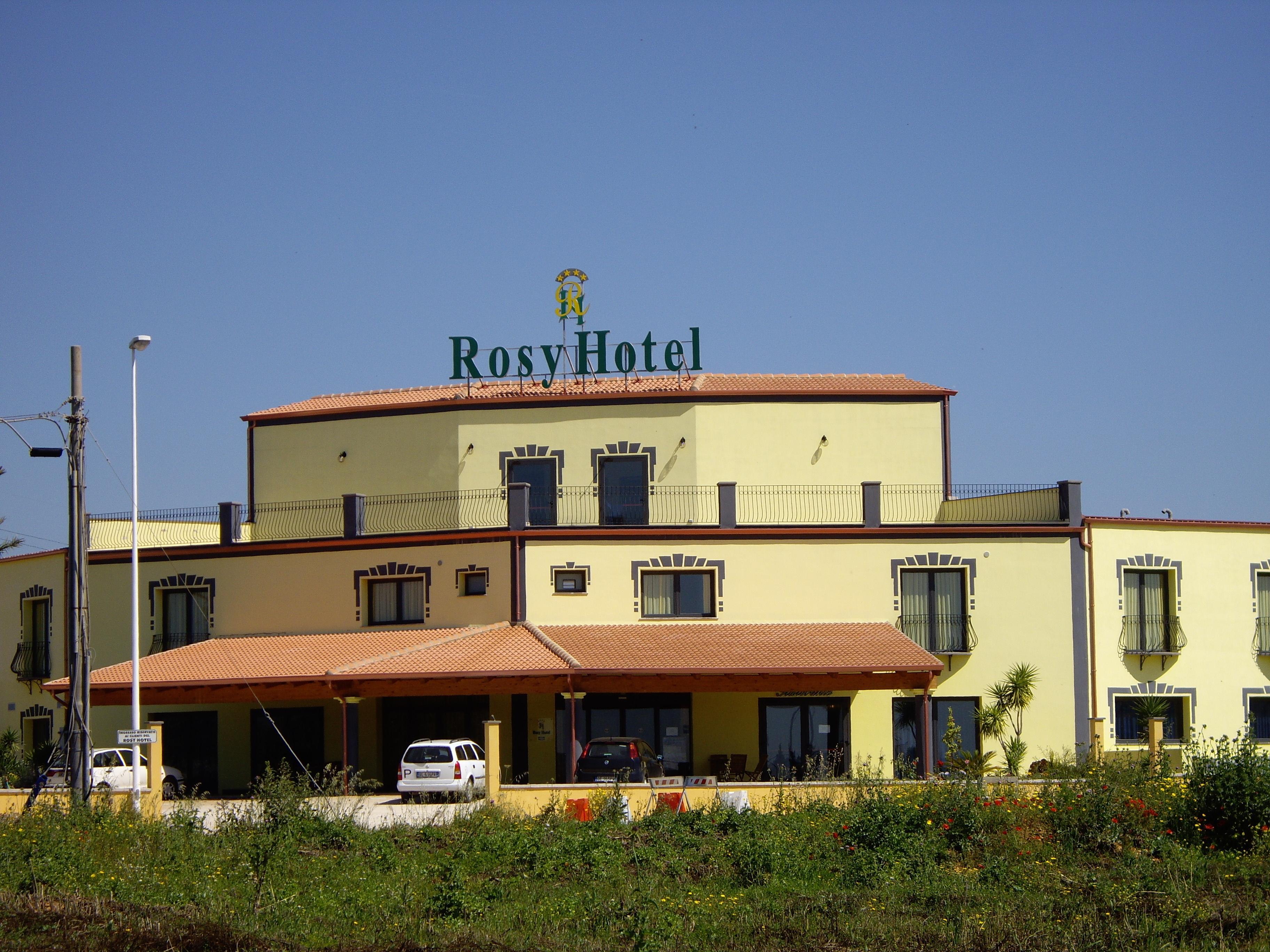 Vendevano su internet i mobili rubati nell'hotel fallito a Sanluri 