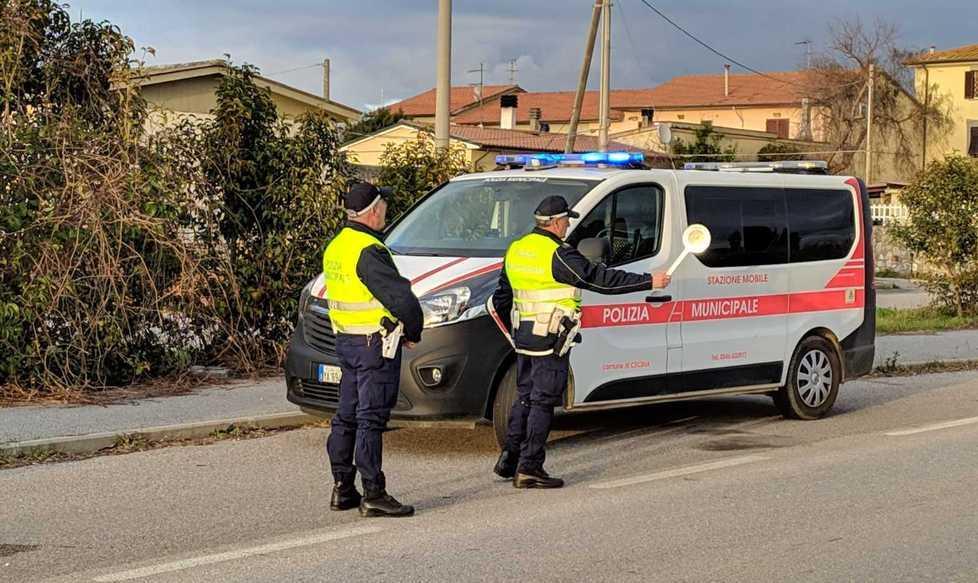 Una pattuglia della municipale di Cecina durante un controllo sul territorio