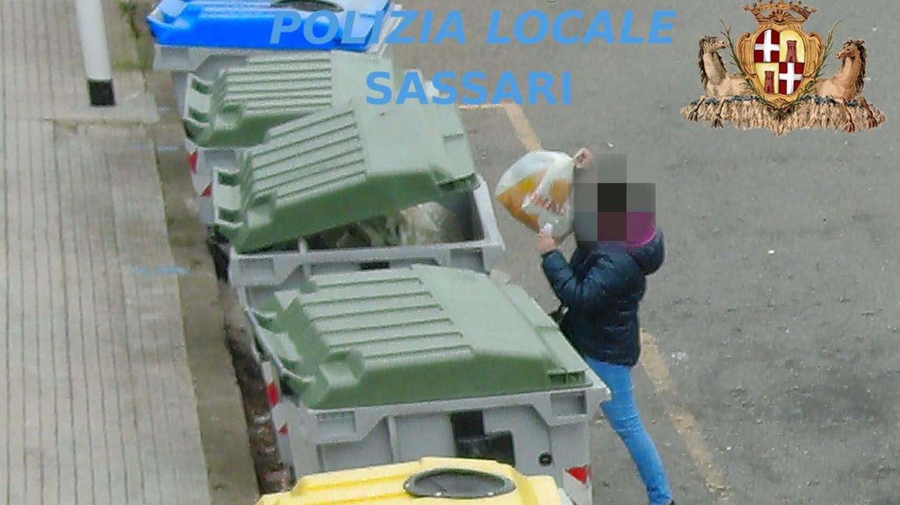 Sassari, cambiano quartiere per buttare le immondizie in strada: 33 cittadini scoperti con le foto trappole 